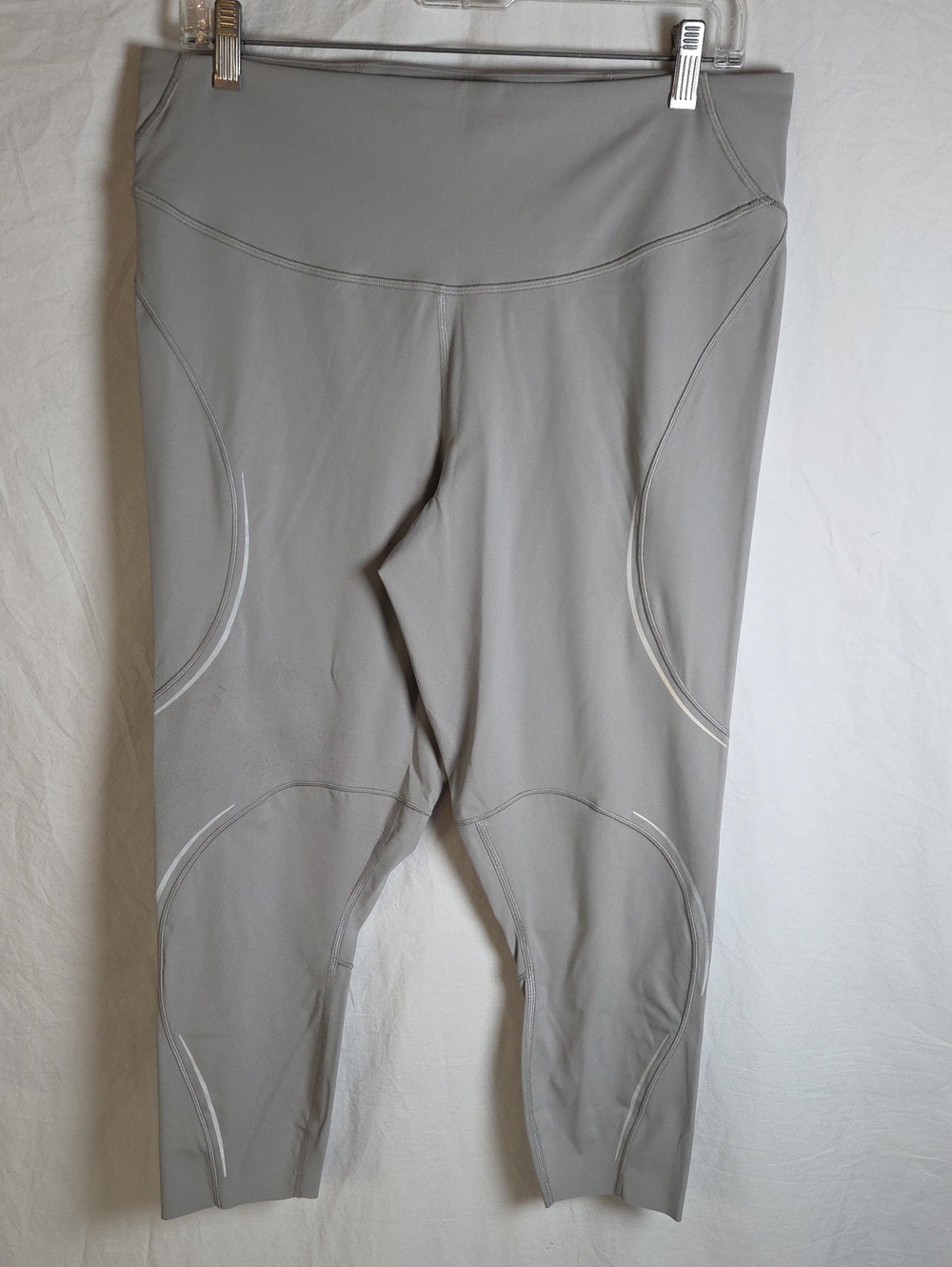 Lululemon W6CDDS Base Pace High-Rise Reflective Crop 23" Gull Grey Size 14 NWOT